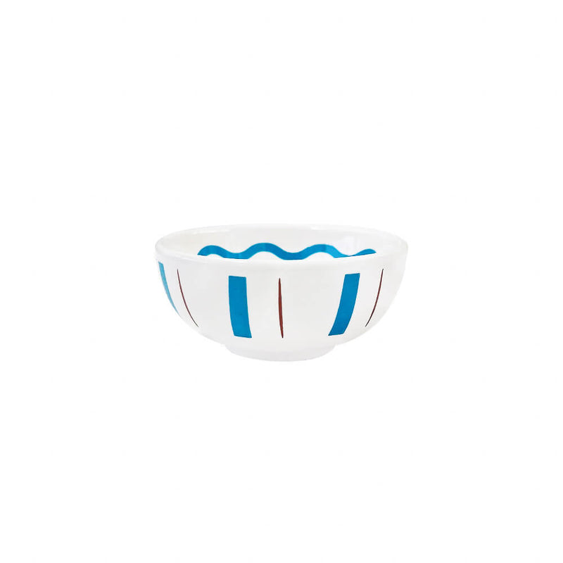 Molheira redonda de cerâmica artesanal branca da coleção La Dolce Vita, com delicados detalhes pintados à mão nas cores marsala e azul. A peça possui design autoral Lolahome com tamanho de 10 x 5 (h) cm, apresentando acabamento rústico e sofisticado com as variações únicas de um produto feito à mão.