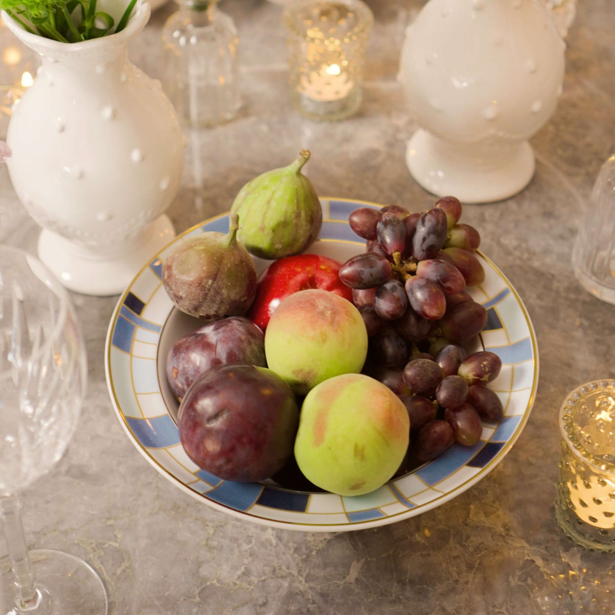 Saladeira redonda de porcelana branca da coleção Gold Déco, apresentando uma borda elegante decorada com padrão geométrico em tons de azul e dourado. A peça possui tamanho de 24,5 cm de largura e 10 cm de altura, com design autoral Lolahome desenvolvido no Brasil, unindo sofisticação e modernidade. Como deve ser usado: ideal para compor uma mesa posta chic e atemporal, sendo perfeita para servir saladas frescas, massas, guarnições ou até mesmo para ser usada como uma fruteira de destaque.