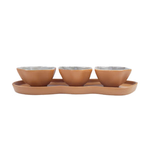 Conjunto de aperitivo em cerâmica na cor terracota, composto por uma bandeja retangular de tamanho 38 cm comprimento e 12 cm de largura e três bowls redondos de 11 cm de comprimento x 5,5 cm de altura. As peças possuem design organic com bordas irregulares e acabamento fosco, conferindo um visual atemporal e rústico para servir com personalidade.