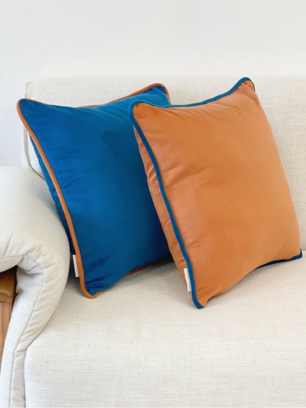 CAPA DE ALMOFADA VELUDO LINES COM VIVO AZUL COM LARANJA 50X50 CM