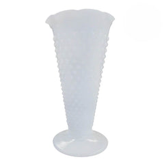 VASO EM OPALINA BRANCA COM ALTO RELEVO VINTAGE 24CM