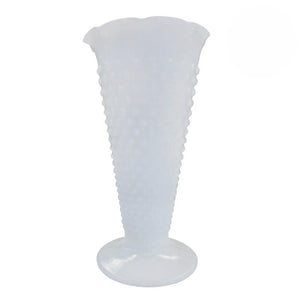 VASO EM OPALINA BRANCA COM ALTO RELEVO VINTAGE 24CM