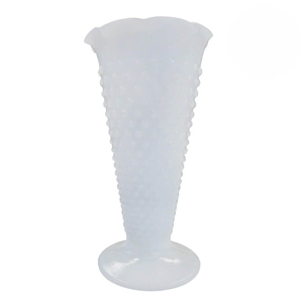 VASO EM OPALINA BRANCA COM ALTO RELEVO VINTAGE 24CM