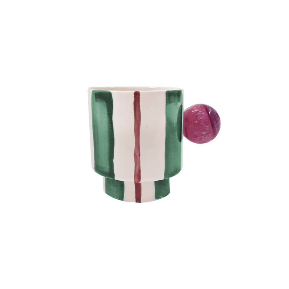 Xícara de cerâmica artesanal com listras verde e rosa, estilo stripes – Lolahome