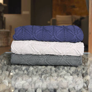 Manta verde tricot autoral Lolahome, estilo corrente, ideal para sofá ou cama