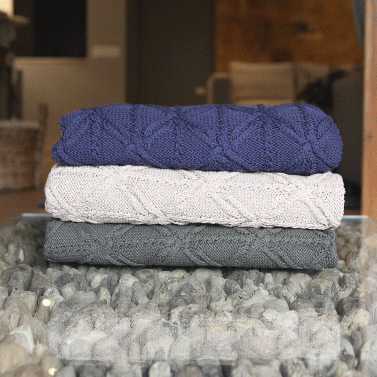 Manta verde tricot autoral Lolahome, estilo corrente, ideal para sofá ou cama