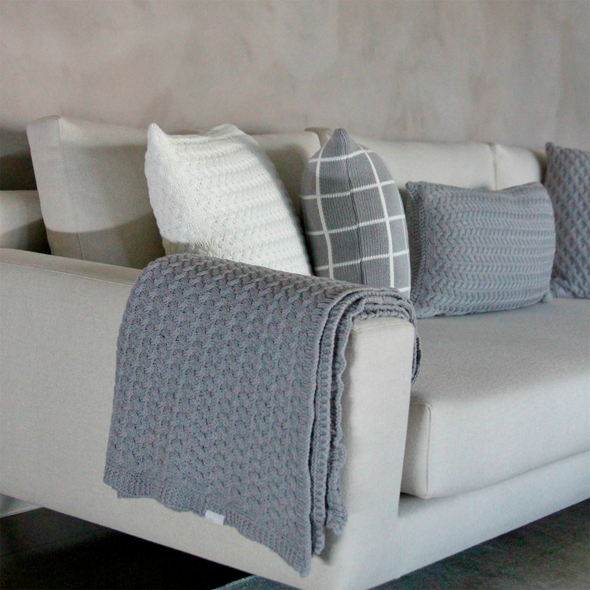 CAPA DE ALMOFADA TRICOT PLUS CESTARIA RIM CINZA 70X35