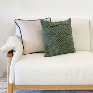 Detalhe da textura em macramê da capa de almofada verde 50x50cm Lolahome