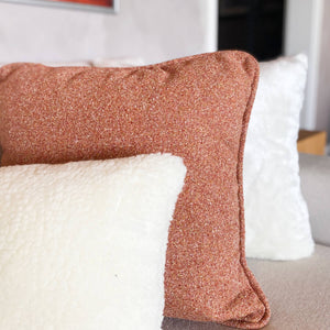 Almofada decorativa bouclé laranja 50x50 cm Lolahome em sofá