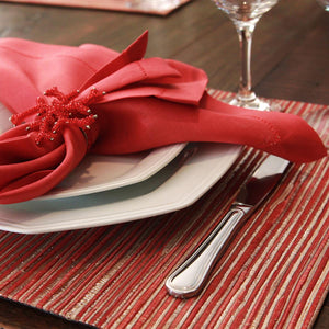 Jogo americano Shine retangular vermelho sobre mesa posta, fibra natural com fios coloridos e metalizados – Lolahome