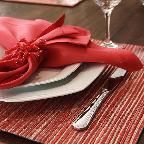 Jogo americano Shine retangular vermelho sobre mesa posta, fibra natural com fios coloridos e metalizados – Lolahome