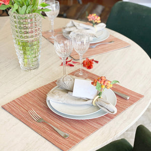 Vista superior do jogo americano Shine em fibra natural Hyacinth vermelho 46x37 cm – Lolahome