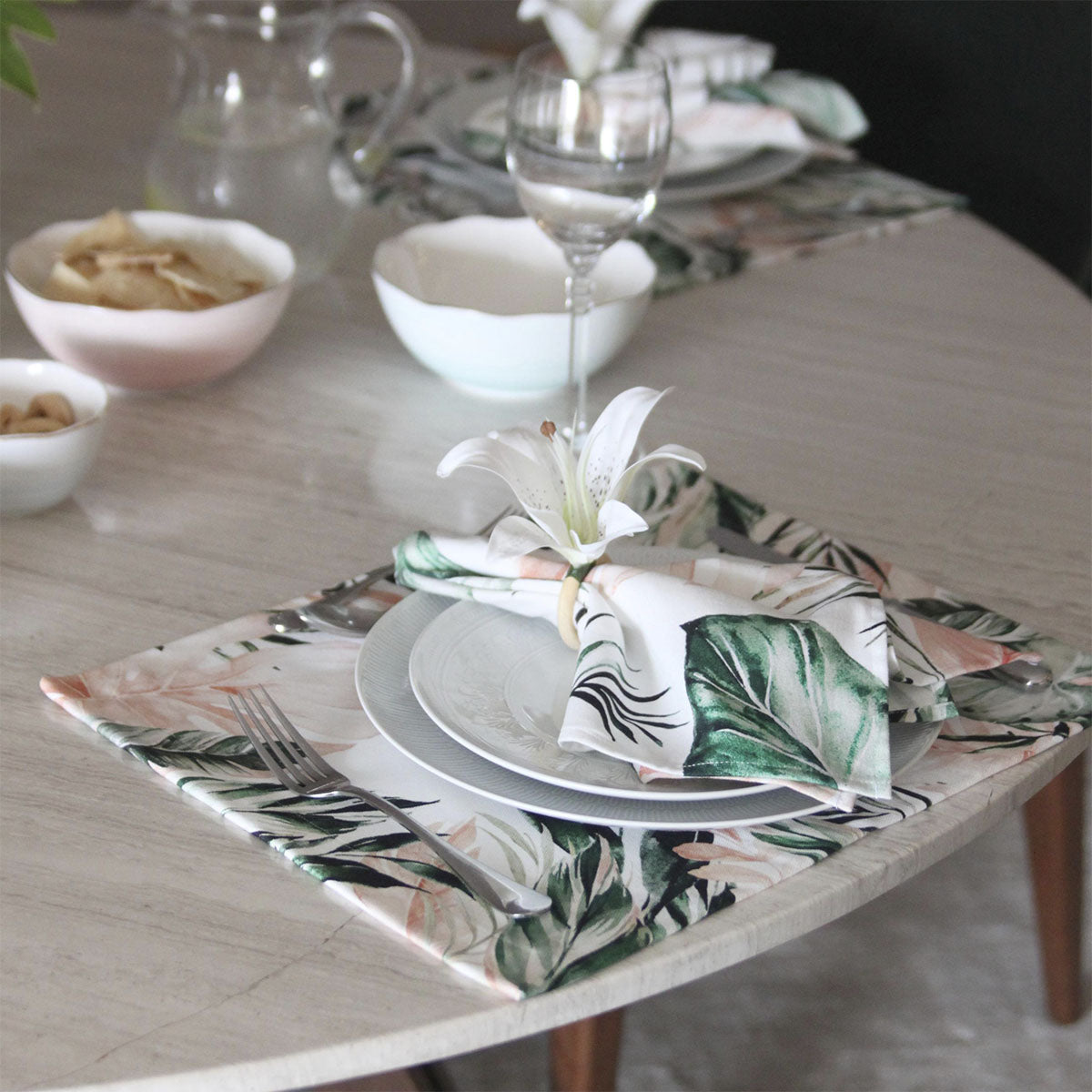 Jogo americano estampado tropical verde e rosa sobre mesa posta – Lolahome