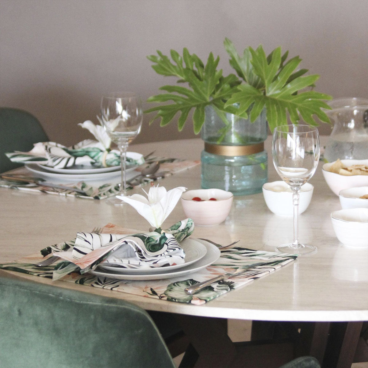 Jogo americano de algodão estampado em composição de mesa colorida – Lolahome