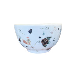 Bowl redondo de porcelana branca da coleção Pinha, decorado com uma estampa festiva de pinhas, folhagens e elementos natalinos em tons de verde, marrom e vermelho. A peça possui tamanho de 14 cm de largura e 7 cm de altura, com design autoral Lolahome desenvolvido no Brasil, apresentando um acabamento refinado e temático. Como deve ser usado: ideal para compor uma mesa posta natalina chic e acolhedora, sendo perfeito para servir petiscos, sobremesas, caldos ou pequenas porções com o charme das festas
