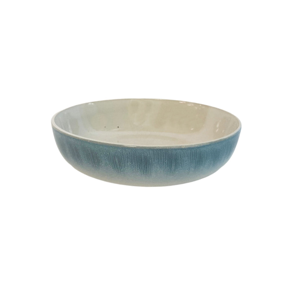 Bowl redondo de cerâmica com acabamento em textura suave e padronagem delicada nas cores azul e branco. A peça possui tamanho de 18 cm de largura e 5 cm de altura, apresentando um design atemporal e versátil que se adapta a diversos estilos de decoração. Como deve ser usado: ideal para compor uma mesa posta chic, sendo perfeito para servir saladas individuais, acompanhamentos, massas ou frutas frescas com muito charme.