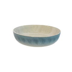 Bowl redondo de cerâmica com acabamento em textura suave e padronagem delicada nas cores azul e branco. A peça possui tamanho de 18 cm de largura e 5 cm de altura, apresentando um design atemporal e versátil que se adapta a diversos estilos de decoração. Como deve ser usado: ideal para compor uma mesa posta chic, sendo perfeito para servir saladas individuais, acompanhamentos, massas ou frutas frescas com muito charme.