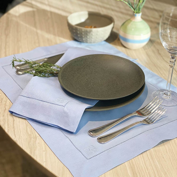 guardanapo de linho na mesa posta 