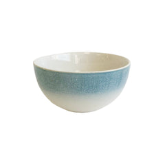 Bowl redondo de cerâmica com acabamento em textura suave, apresentando um padrão delicado nas cores azul e branco. A peça possui tamanho de 14 cm, com design atemporal e formato versátil, ideal para compor uma mesa posta chic e cheia de frescor.