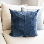 CAPA DE ALMOFADA CAMURÇA NATURAL CHEVRON AZUL MARINHO 50 X 50 CM