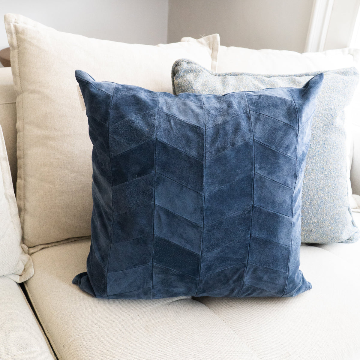 CAPA DE ALMOFADA CAMURÇA NATURAL CHEVRON AZUL MARINHO 50 X 50 CM