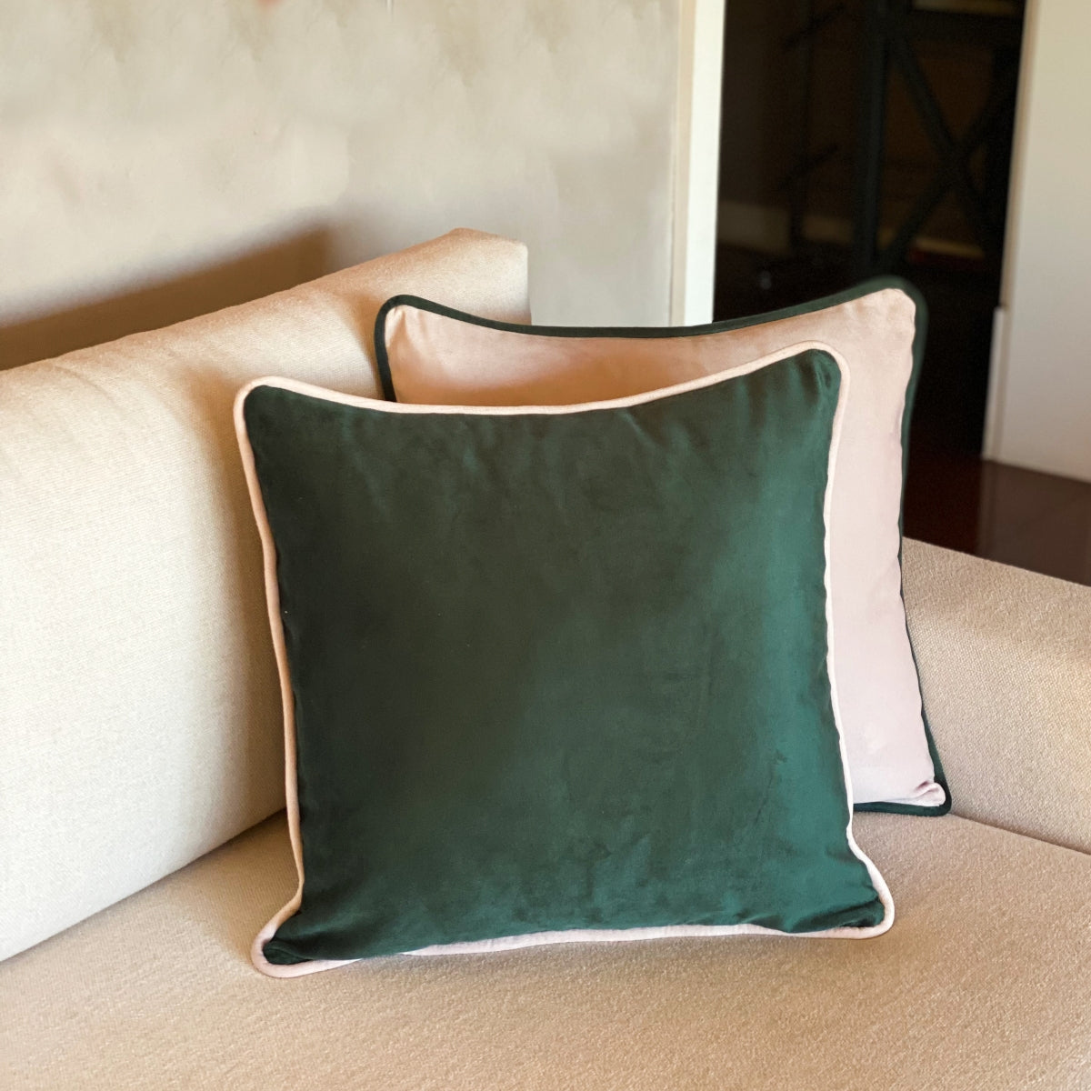 CAPA DE ALMOFADA VELUDO LINES COM VIVO ROSA E VERDE  50X50 CM