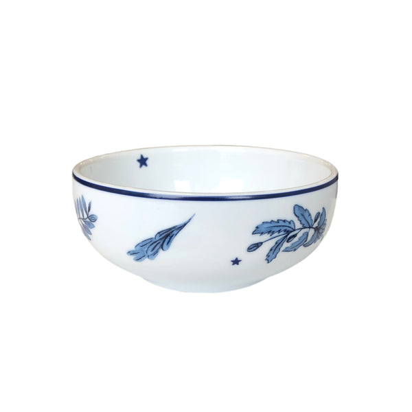 Bowl redondo de porcelana branca da coleção Giardino, apresentando um acabamento liso e clean. A peça possui tamanho de 12 x 5 (h) cm, com design autoral Lolahome produzido no Brasil, ideal para compor uma mesa posta atemporal, versátil e cheia de frescor.
