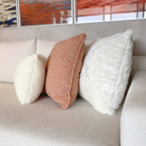 CAPA DE ALMOFADA DE PELE ECOLÓGICA CARNEIRO BRANCO 50 X 35 CM