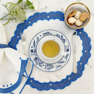 jogo americano de tecido azul e branco 