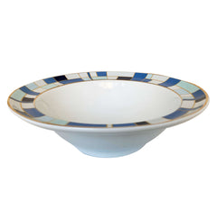 Saladeira redonda de porcelana branca da coleção Gold Déco, apresentando uma borda elegante decorada com padrão geométrico em tons de azul e dourado. A peça possui tamanho de 24,5 cm de largura e 10 cm de altura, com design autoral Lolahome desenvolvido no Brasil, unindo sofisticação e modernidade. Como deve ser usado: ideal para compor uma mesa posta chic e atemporal, sendo perfeita para servir saladas frescas, massas, guarnições ou até mesmo para ser usada como uma fruteira de destaque.