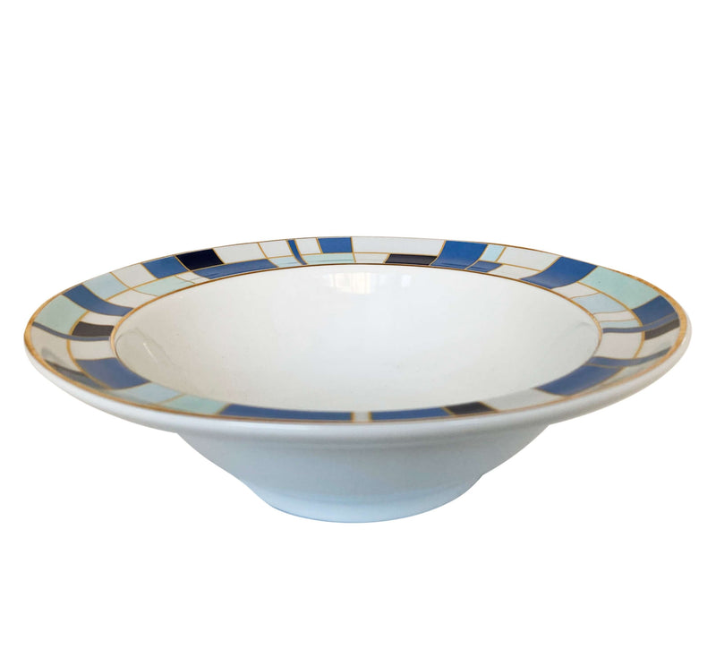 Saladeira redonda de porcelana branca da coleção Gold Déco, apresentando uma borda elegante decorada com padrão geométrico em tons de azul e dourado. A peça possui tamanho de 24,5 cm de largura e 10 cm de altura, com design autoral Lolahome desenvolvido no Brasil, unindo sofisticação e modernidade. Como deve ser usado: ideal para compor uma mesa posta chic e atemporal, sendo perfeita para servir saladas frescas, massas, guarnições ou até mesmo para ser usada como uma fruteira de destaque.